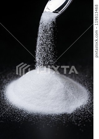 落在黑色背景上的小蘇打粉 落在黑色背景上的小蘇打粉 119813468