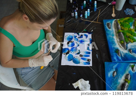 The process of making the art decor of epoxy resin, natural stones and moss The process of making the art decor of epoxy resin, natural stones and moss 119813678