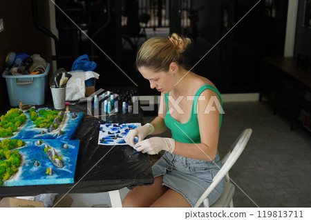 The process of making the art decor of epoxy resin, natural stones and moss The process of making the art decor of epoxy resin, natural stones and moss 119813711