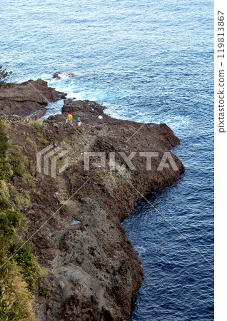 一名釣魚者在東伊豆的岩石海岸釣魚 119813867