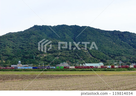 近江八幡市的風景:京山、山腳的建築物、貨運列車 近江八幡市的風景:京山、山腳的建築物、貨運列車 119814034