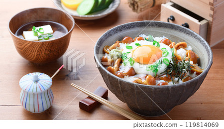 滑子碗(黏蘑菇碗,配蘑菇和磨碎的山藥) 滑子碗(黏蘑菇碗,配蘑菇和磨碎的山藥) 119814069