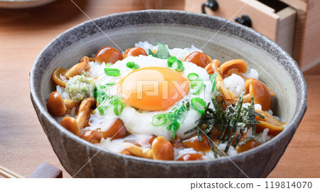 滑子碗(黏蘑菇碗,配蘑菇和磨碎的山藥) 滑子碗(黏蘑菇碗,配蘑菇和磨碎的山藥) 119814070