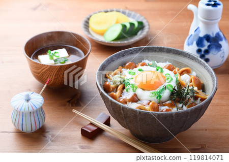 滑子碗(黏蘑菇碗,配蘑菇和磨碎的山藥) 滑子碗(黏蘑菇碗,配蘑菇和磨碎的山藥) 119814071