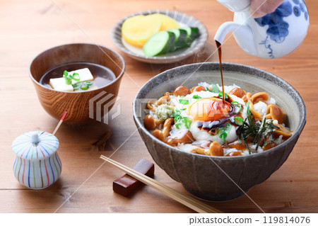 滑子碗(黏蘑菇碗,配蘑菇和磨碎的山藥) 滑子碗(黏蘑菇碗,配蘑菇和磨碎的山藥) 119814076