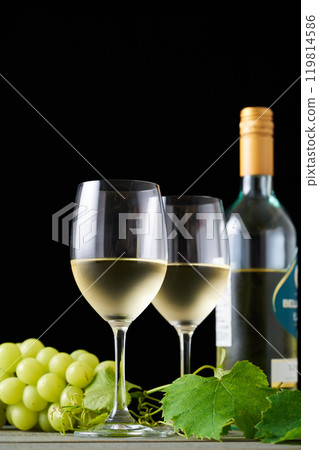 白葡萄酒倒入玻璃杯中 119814586