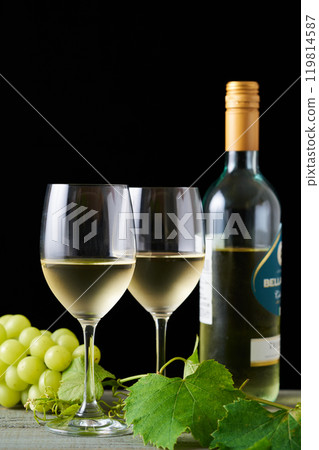 白葡萄酒倒入玻璃杯中 119814587