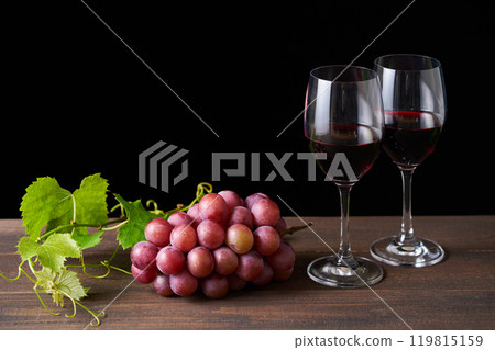 紅酒倒入玻璃杯中 紅酒倒入玻璃杯中 119815159