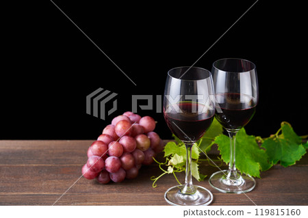 紅酒倒入玻璃杯中 紅酒倒入玻璃杯中 119815160