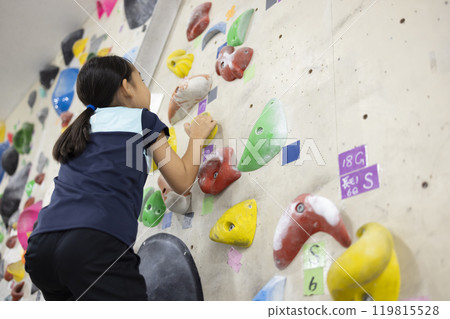 Elementary school students doing bouldering Elementary school students doing bouldering 119815528