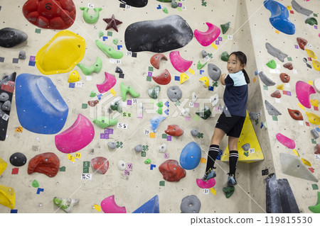 小學生進行抱石比賽 119815530