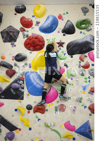 小學生進行抱石比賽 119815535