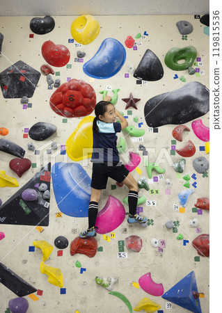 小學生進行抱石比賽 119815536