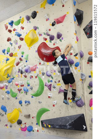 Elementary school students doing bouldering 119815572