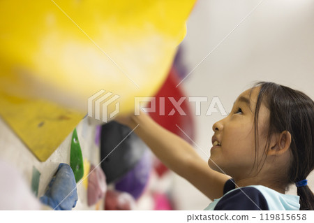 小學生進行抱石比賽 119815658