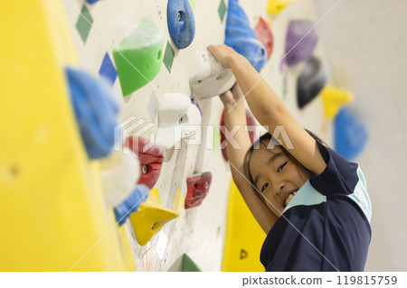Elementary school students doing bouldering Elementary school students doing bouldering 119815759