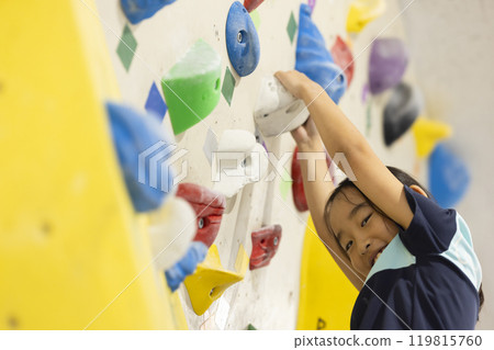 小學生進行抱石比賽 119815760