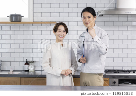 一個穿著工作服的男人和一位家庭主婦一起諮詢房屋改造 119815838