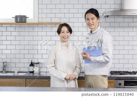 一個穿著工作服的男人和一位家庭主婦一起諮詢房屋改造 119815840