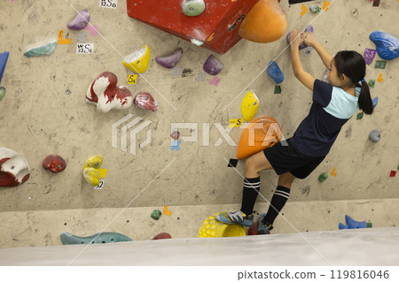 小學生進行抱石比賽 119816046