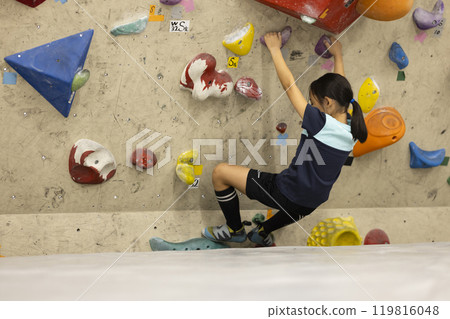 小學生進行抱石比賽 119816048