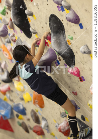 小學生進行抱石比賽 119816055