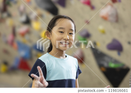 小學生進行抱石比賽 119816081