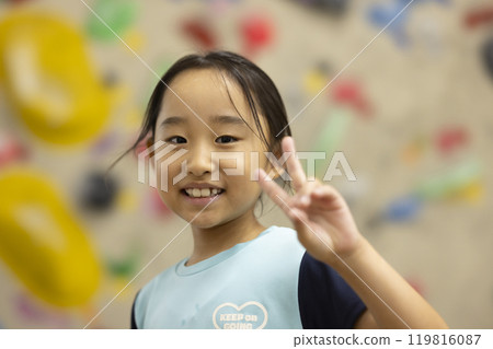 小學生進行抱石比賽 119816087