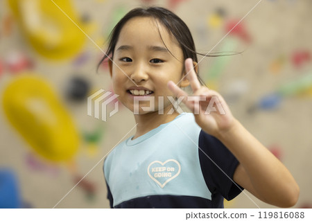 小學生進行抱石比賽 119816088