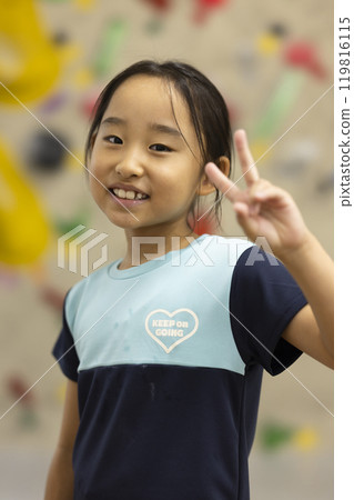 小學生進行抱石比賽 119816115