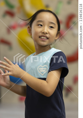 小學生進行抱石比賽 119816118