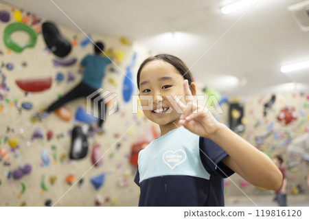 小學生進行抱石比賽 119816120