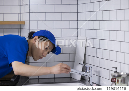 檢查廚房的房屋銷售員 119816256