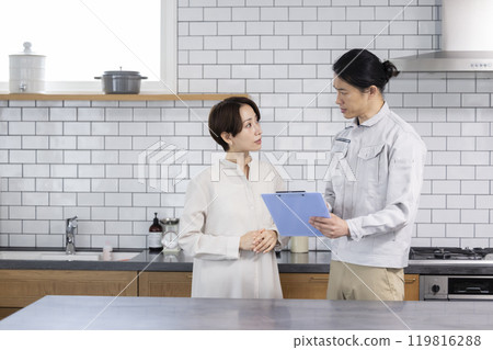 A man wearing work clothes with a housewife who consults on home remodeling 119816288