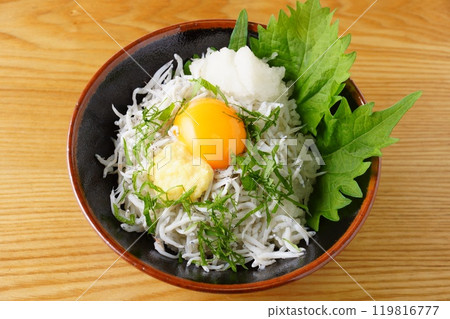在米飯上炒香菇 119816777