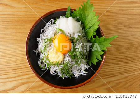 在米飯上炒香菇 119816778