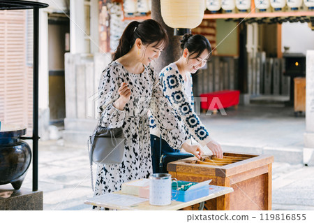 婦女旅行 年輕女子祈禱 119816855