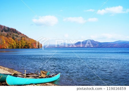 Autumnal canoeing on Lake Kussharo, Hokkaido Autumnal canoeing on Lake Kussharo, Hokkaido 119816859