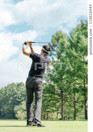男高爾夫球手在高爾夫球場上打鐵桿 119816943