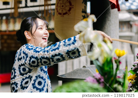 婦女旅行 年輕女子祈禱 119817025