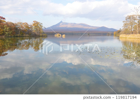 北海道駒岳倒映在大沼湖的水面上 119817194