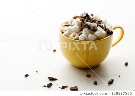 Cocoa and marshmallows in yellow ceramic cup 119817550