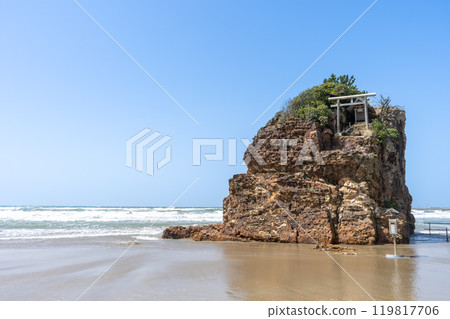 View of Inasa Beach (Benten Island) in Izumo City, Shimane Prefecture 119817706