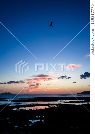<Sansan Tomie Camp Village, Goto City> Dawn at Tarojima Beach <Sansan Tomie Camp Village, Goto City> Dawn at Tarojima Beach 119817779