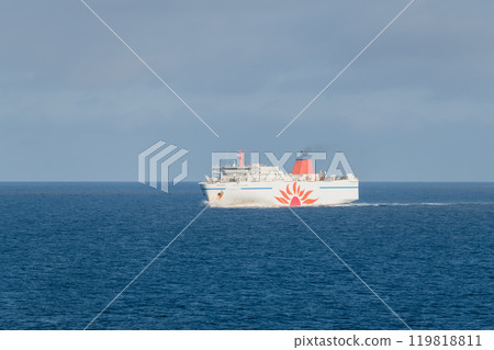 [Sunflower Furano bound for Tomakomai and Sunflower Daisetsu bound for Oarai meet and leave, off the coast of Iwate Prefecture] 119818811