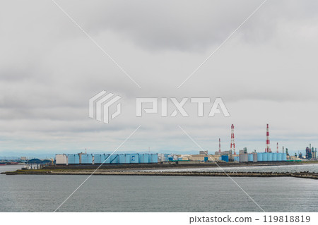 [Sunflower Furano arriving at Tomakomai Ferry Terminal, petrochemical complex and thermal power plant] 119818819
