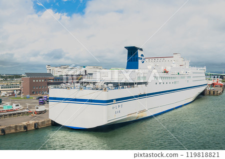 【從富良野看到的向日葵，太平洋渡輪石漾停泊在苫小牧渡輪碼頭】 119818821