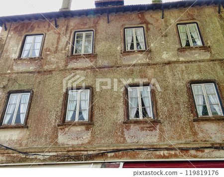 windows of old building 119819176
