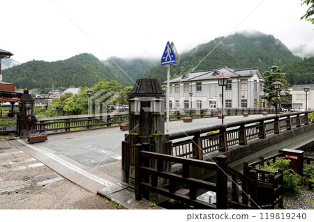 新橋，在雨季可以看到古老的郡上八幡政府大樓，以及綠意盎然的山脈 119819240