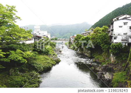 雨季從郡上八幡新橋看到的吉田川上游風景 119819243
